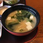 北海料理と旬の味 のむら - 味噌汁の具はネギ、ワカメ、豆腐、油揚げ。