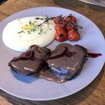 ブレッツカフェ クレープリー ル コントワール - 蝦夷鹿モモ肉のポアレ　赤ワインとハーブ　ベリーのソース