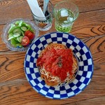 ザ ロケット カフェ - 料理写真:ツナとチーズのトマトソースパスタとミニサラダ