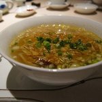 中国飯店 富麗華 - 上海蟹みそ入りスープそば