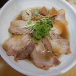 醤油にチャーシュートッピング