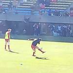 秩父宮ラグビー場 売店 - ヘイデンパーカーとダニエルカーターが並んでキック練習をしてる、通にはなかなか堪らないシーン。