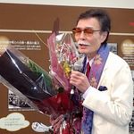 丘珠キッチン - 隔月イベント③；聴衆からの花束を手にアンコールを歌う門田佳正さん(シャンソン) @2018/12/16