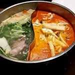 Gyuushabu Gyuusuki Tabehoudai Tajimaya - 二色鍋に野菜投入