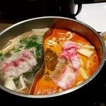 牛しゃぶ牛すき食べ放題 但馬屋 - 二色鍋でしゃぶしゃぶ