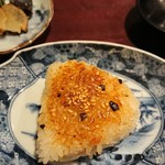 りょうりや 御旅屋 - トリフごはんの焼きおにぎり