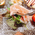 創作イタリアン Gemelli - 生ハムの下はサラダです♪