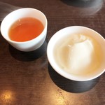 四川料理 シュン - 自家製杏仁豆腐とジャスミン茶