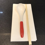 Japanese Soba Noodles 蔦 - カウンターには紙エプロンとレンゲ、割り箸が置いてあります。