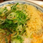 丸亀製麺 - たっぷりの葱で見えませんがこの下に牡蠣がたっぷり！