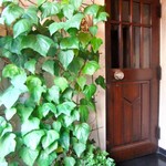 カフェ レ ジュ グルニエ - 重厚感のあるセピア色の扉。