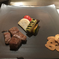 鉄板焼 旬 - 黒毛和牛のヒレ。焼くごとに皿に継ぎ足していってくれます。