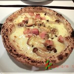カンピオーネ - ベーコンとキノコのきこり風ピザ