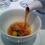 ユニッソン デ クール - ジビエと銀杏のコンソメ 注ぐ瞬間