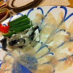 中洲鷹勝 - 河豚とあらの薄造り（交互に盛り付けられてます）