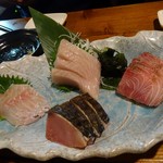 Iyashiya - 刺盛（大：1580円、ひげそり鯛、ハガツオ、シマカツオ、ツムぶり）