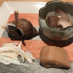 鮨 相澤 - 付きだし
            右下のボラ卵の煮付け、最高っ！
            カラスミにする以外でもこういう食べ方があるんだね♪