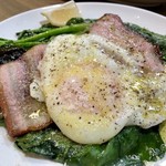ナガタ店 - ほうれん草のソテー、ベーコンと目玉焼き載せ
