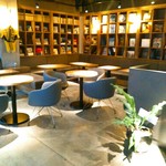 武相庵 LIBRARY＆HOSTEL - 写真は翌朝の様子ですが、カフェスペースは、オープン１週間目の日曜の夜には賑わっていました。カフェでもWi-Fiは使えます。