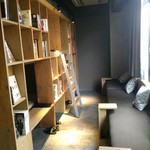 武相庵 LIBRARY＆HOSTEL - ２階のドミトリー部分。通路は巷のドミより広くとられており、昼くらいから？チェックインの１６時までは開放しているみたい。面白いですよね、本棚と幾つもの一人用ベッドが一緒になっているのは。