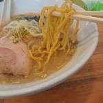 麺屋 たか虎 - 麺は黄色いサッポロラーメンの麺です！