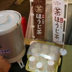 Ramen Kairikiya - 外で待つ人へのサービス茶