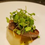 レストラン ラ・フロレゾン・ドゥ・タケウチ - スペイン産フォアグラのア・ラ・プランチャ
      新潟産レクチェとバニラ香る根セロリのピューレ