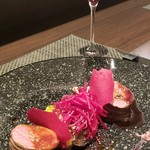 レストラン ラ・フロレゾン・ドゥ・タケウチ - 北海道産蝦夷鹿の低温ロースト　ビーツのピューレと
      季節の根菜と共に　ソースポワブラード