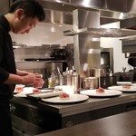 レストラン ラ・フロレゾン・ドゥ・タケウチ - シェフの真剣な眼差しで調理する姿