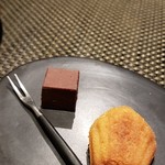 レストラン ラ・フロレゾン・ドゥ・タケウチ - 小菓子　マドレーヌと生チョコ