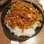 逆ダイブ飯、食べる辣油のせ(麦ご飯)