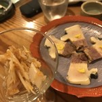 鮨台所 魚信 - 左サメの軟骨塩辛、右クジラ