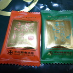 中村藤吉 - 黒蜜入りの抹茶のチョコレート（左）と抹茶のチョコレート（右）