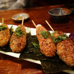 でかい焼鳥と大阪の串カツ ごっつ - 焼きおにぎりです。 スティック状のきりたんぽ型なので食べやすいですね。