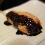 でかい焼鳥と大阪の串カツ ごっつ - いちごの串カツ1本200円です。 生の苺を串カツにしたもので、ソースはチョコでした。