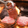 焼肉 寿 - 料理写真:霜降り肉系の焼きシズルカット