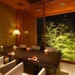 BISTRO CHINESE OSAWA - 夜は竹がライトアップされ幻想的な雰囲気