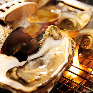 産地直送の魚介の炙り焼きや蒸し焼き