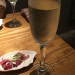新宿OYSTERS,INC. - ドリンク写真:泡で乾杯
