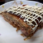 お好み焼ハウスのむら - 断面。中にミッチリ詰まっているのは、ツナ！