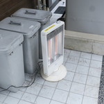 ラーメン二郎 - 待ち列のための暖房器具