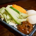 紅とん - 野菜スティック (高砂長寿味噌添え)  280円
            ベジファースト派には色々乗っていて嬉しいひと品