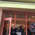 スイーツガーデン ユウジアジキ - 並びすぎ:(；ﾞﾟ'ωﾟ'):みなさんテイクアウトのみなんですが
      40分並びました。