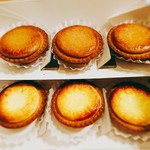 BAKE CHEESE TART - ★★メープル 260円 焦げたメープルの味がしてイマイチ。高いのに！プレーンの方が旨い！