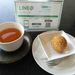 ティーズ ガーデン - 食後は温かいジャスミンティー付き、LINEで友達になると黒ごまベースト入り揚げごま団子がサービス