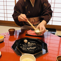 三嶋亭 本店 - 可愛らしい仲居さんと楽しくおしゃべりしながら。。。