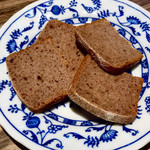 ペリメニ キッチン - 自家製ライ麦100%のパン ¥300