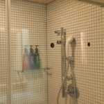 ホテル天坊 - シャワーブースは部屋の中