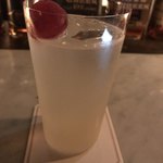 APOLLO BAR GINZA - 赤いボールはハイビスカスとハーブを凍らせたもの