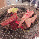 和牛焼肉 漢江 - 上から時計回りで、たん、カルビ、ロース